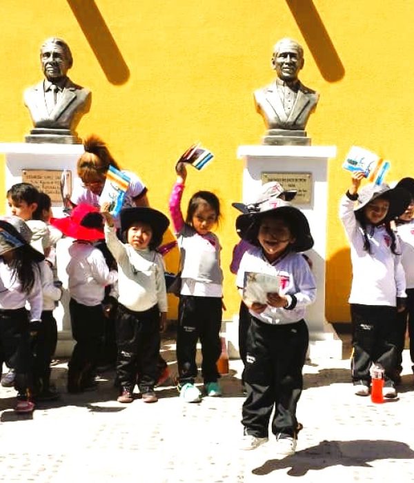 NIÑOS EN YANAHUARA